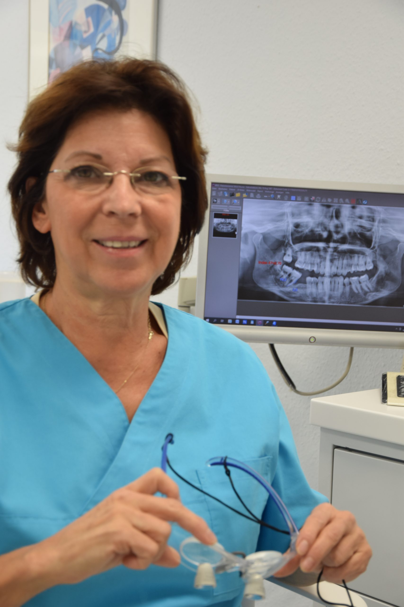 Irina Weise als Parodontose-Spezialistin